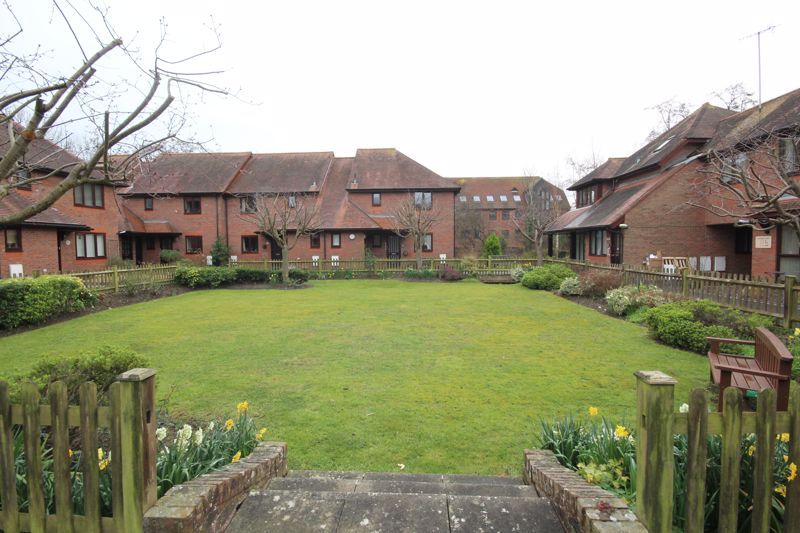 2 bed property for sale in Lyons Crescent, Tonbridge TN9 Zoopla