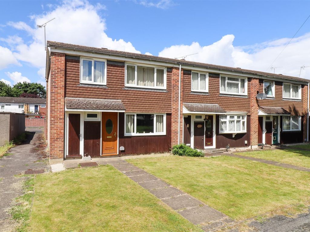 3 bed end terrace house for sale in Shortdale Road, Aldershot GU11, £