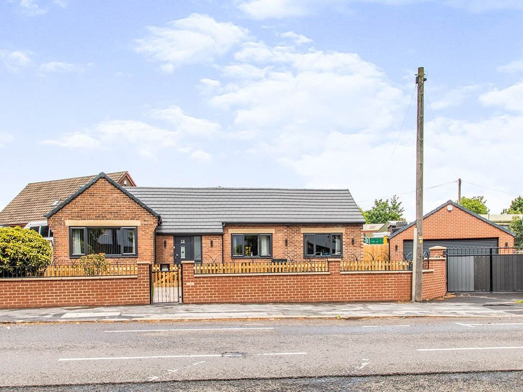 3 bed bungalow for sale in Wakefield Road, Ossett, West Yorkshire WF5