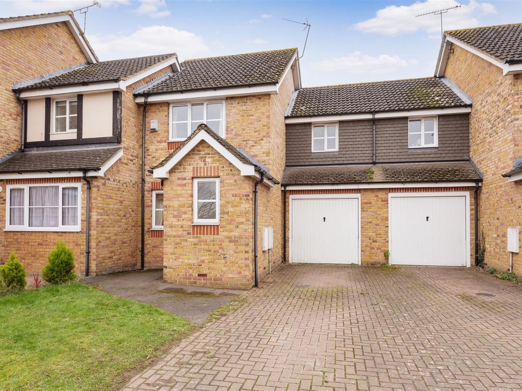 3 bed semidetached house for sale in Ferrers Close, Cippenham, Slough