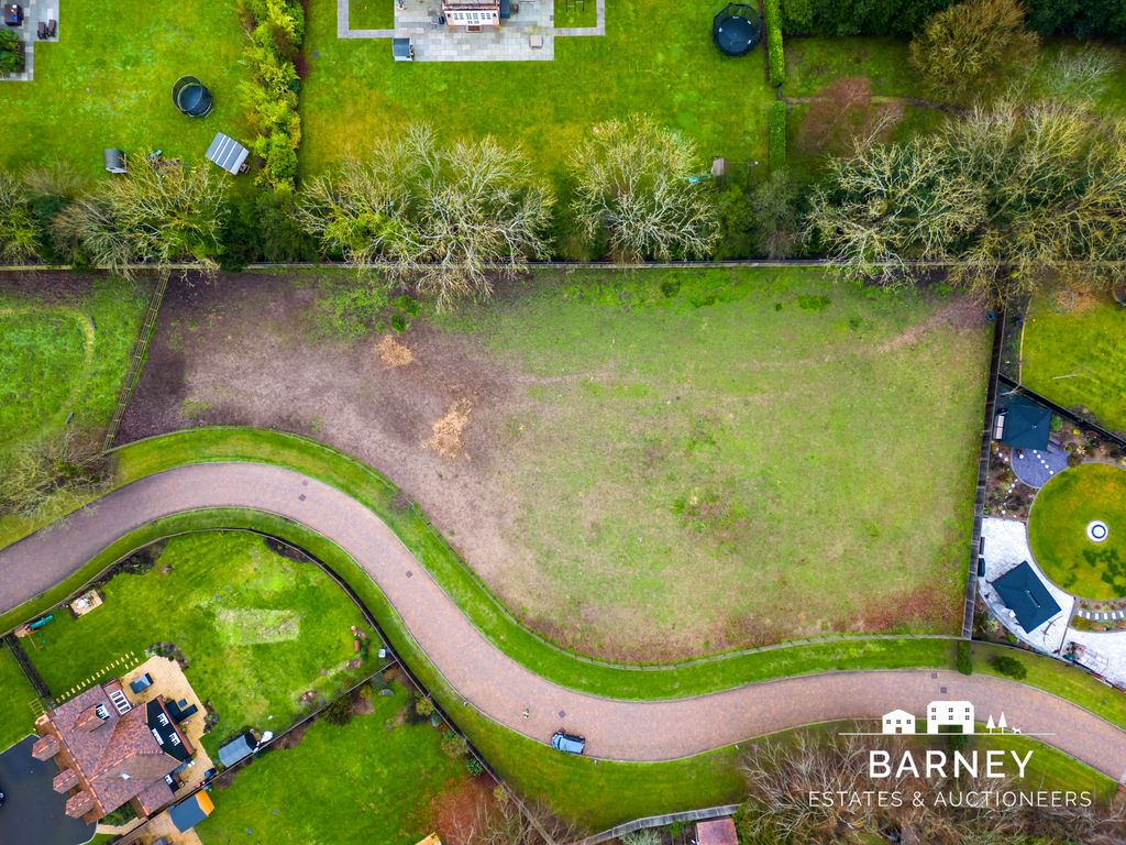 Land for sale in The Shires, Maidenhead SL6, £220,000 Zoopla