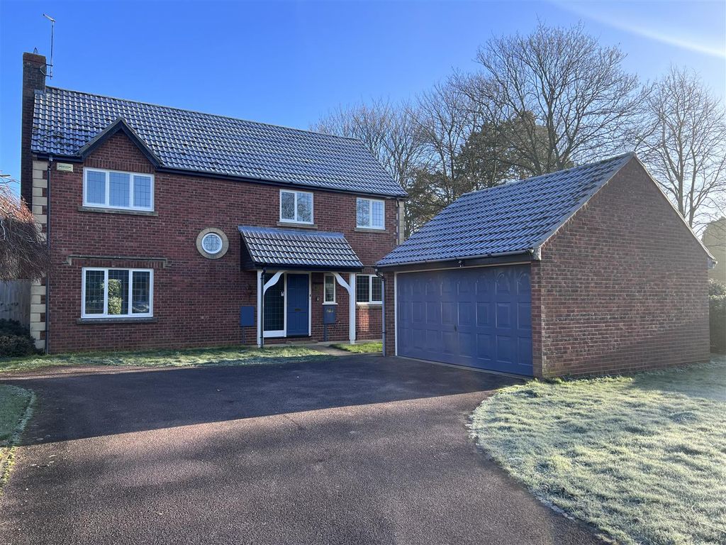 4 bed detached house to rent in Hall Farm, Market Deeping, Peterborough