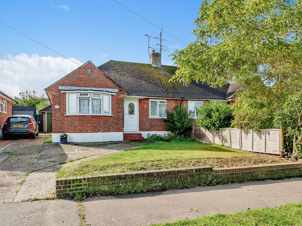 2 bed semidetached bungalow for sale in Cootes Avenue, Horsham RH12, £