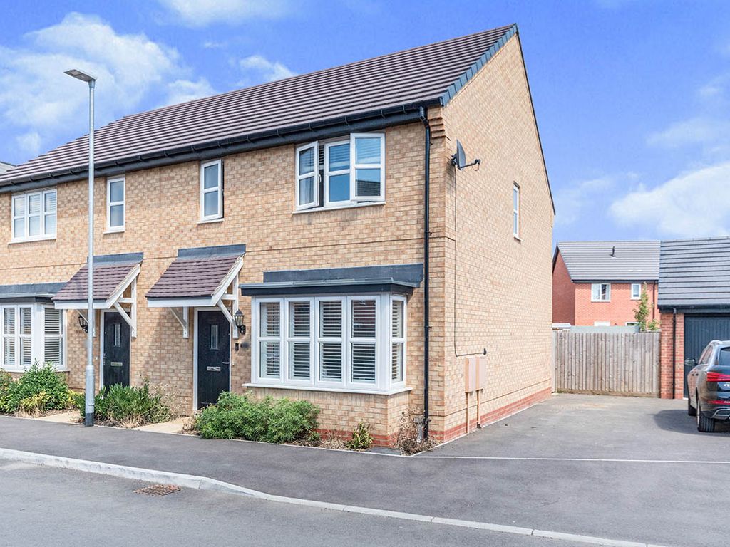 3 bed semidetached house for sale in Kings Grove, Cranfield, Bedford