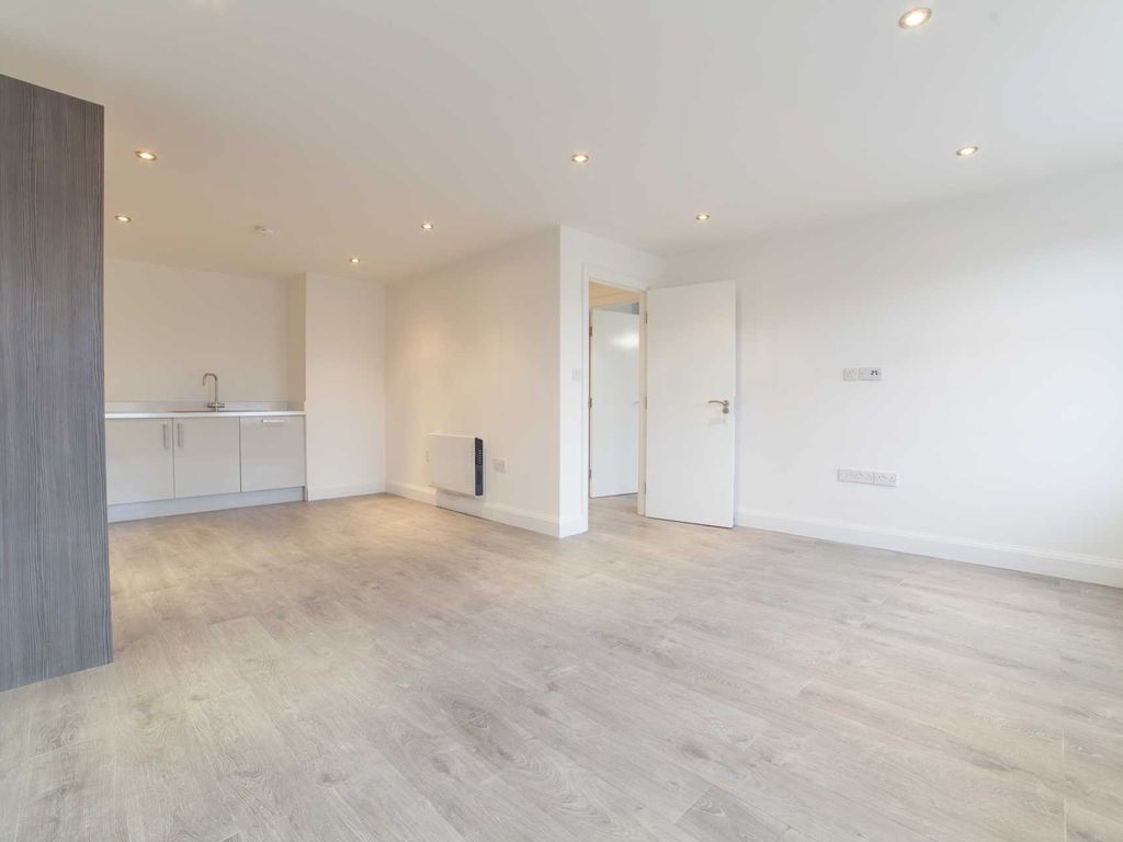 2 bed flat to rent in Raleigh Gardens, Mitcham CR4 Zoopla