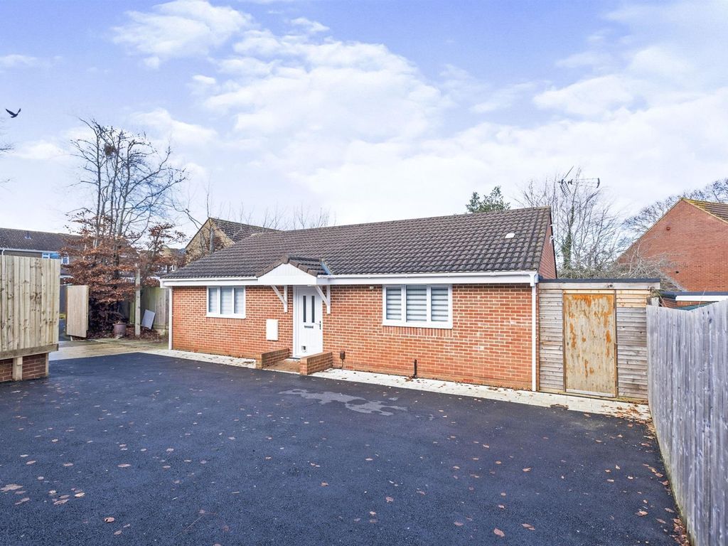 2 bed detached bungalow for sale in Medway, Swindon SN25 Zoopla