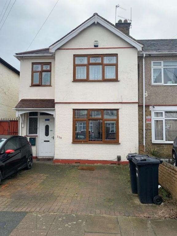 3 bed flat to rent in Mortlake Road, Ilford IG1, £1,700 pcm Zoopla