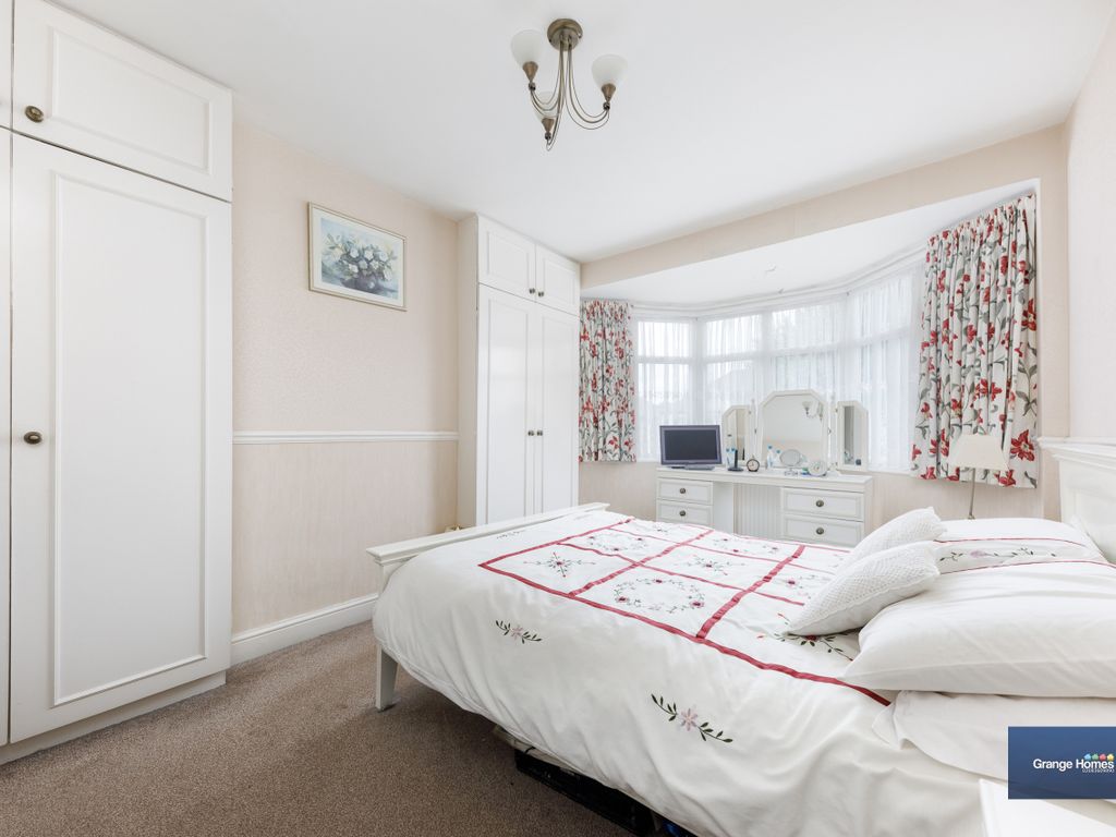 3 bed semidetached house for sale in Edenbridge Road, Enfield EN1, £