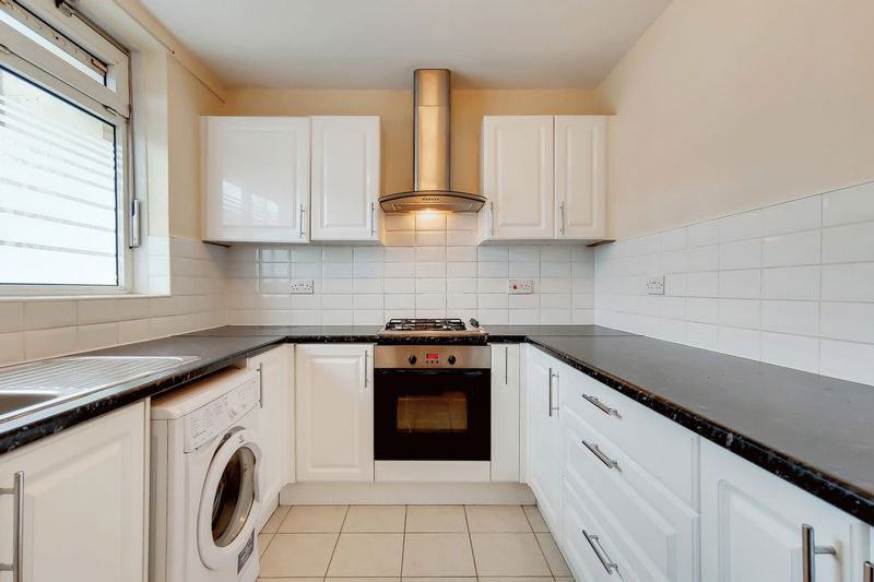 2 bed flat to rent in Frimley Way, London E1, £1,998 pcm Zoopla