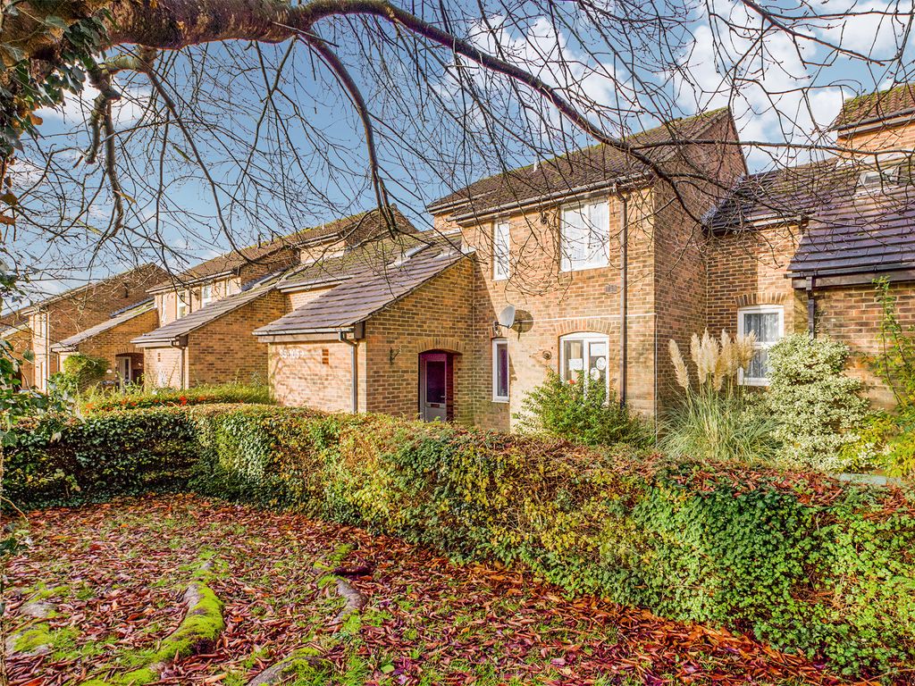 2 bed flat for sale in Elm Grove, Horsham RH13, £240,000 Zoopla