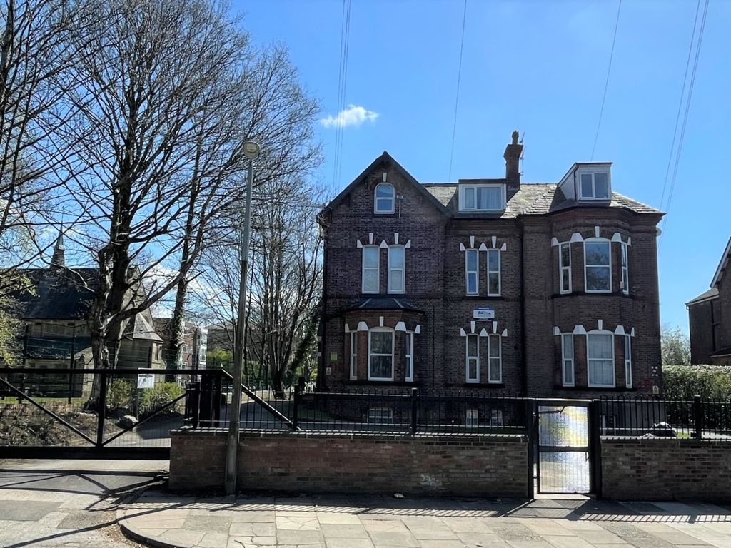 2 bed flat to rent in Leicester Ave, Salford M7 Zoopla