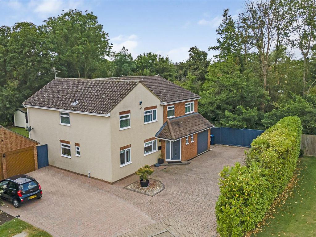 5 bed detached house for sale in Sudeley Grove, Hardwick, Cambridge