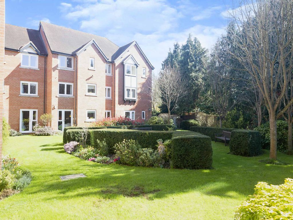 2 bed flat for sale in Swan Court, Banbury Road, StratfordUponAvon