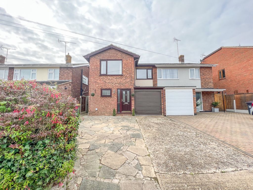 4 bed semidetached house for sale in Coventry Close, Hullbridge