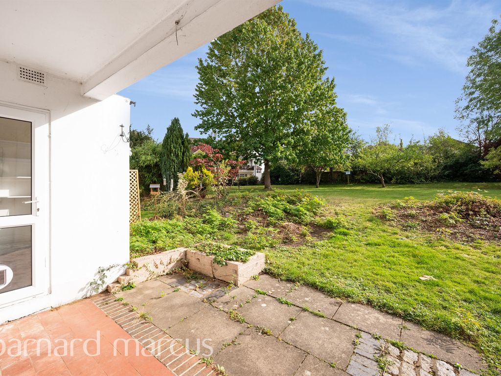 2 bed flat for sale in Manor Green Road, Epsom KT19, £325,000 Zoopla