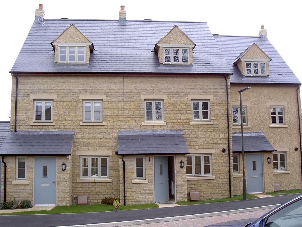 3 bed terraced house to rent in 3 Deacons Close, Kings Stanley