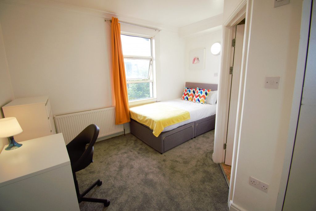 Room to rent in Devonport Road, London W12 Zoopla