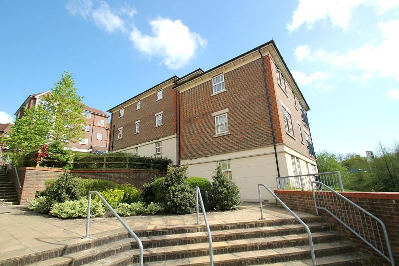2 bed flat to rent in Brooklands, Haywards Heath RH16, £1,300 pcm Zoopla