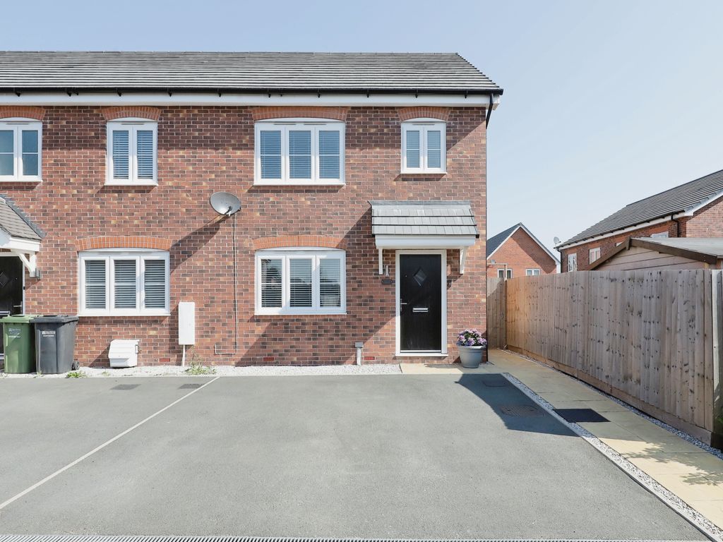 3 bed end terrace house for sale in Plantation Close, Kidderminster