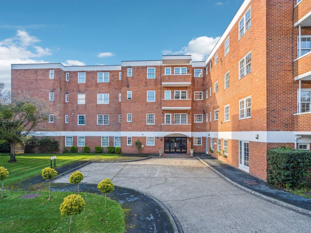 2 bed flat for sale in Bulstrode Court, Gerrards Cross, Buckinghamshire SL9, £475,000 Zoopla