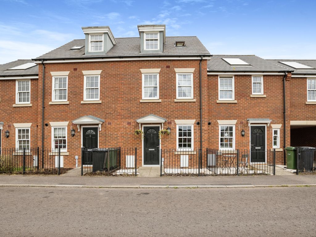 3 bed terraced house for sale in Poll Close, Wymondham, Norfolk NR18, £260,000 Zoopla