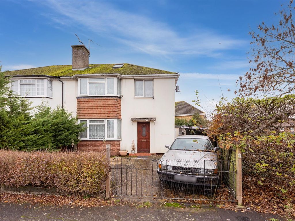 3 bed semidetached house for sale in Oldway Lane, Cippenham, Slough