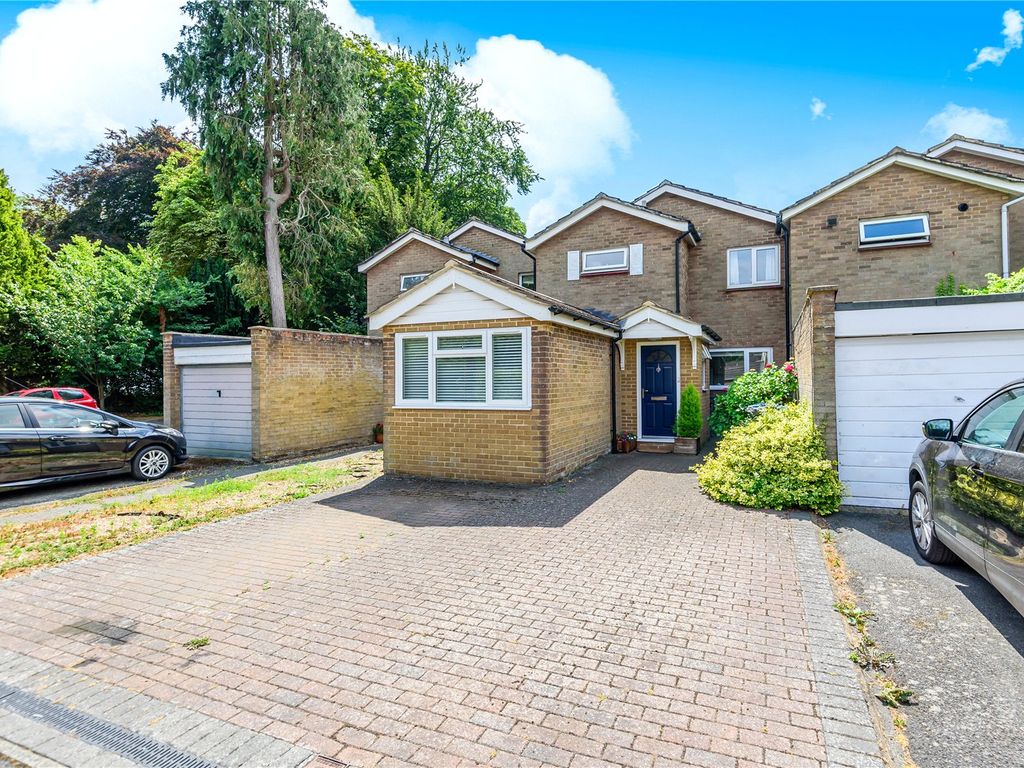 3 bed terraced house for sale in Magpie Close, Coulsdon CR5 Zoopla