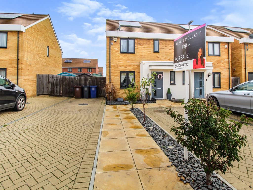 3 bed semidetached house for sale in Sanderling Close, East Tilbury
