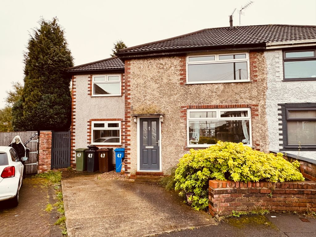 4 bed semidetached house to rent in Lyme Grove, Manchester M43, £1,250