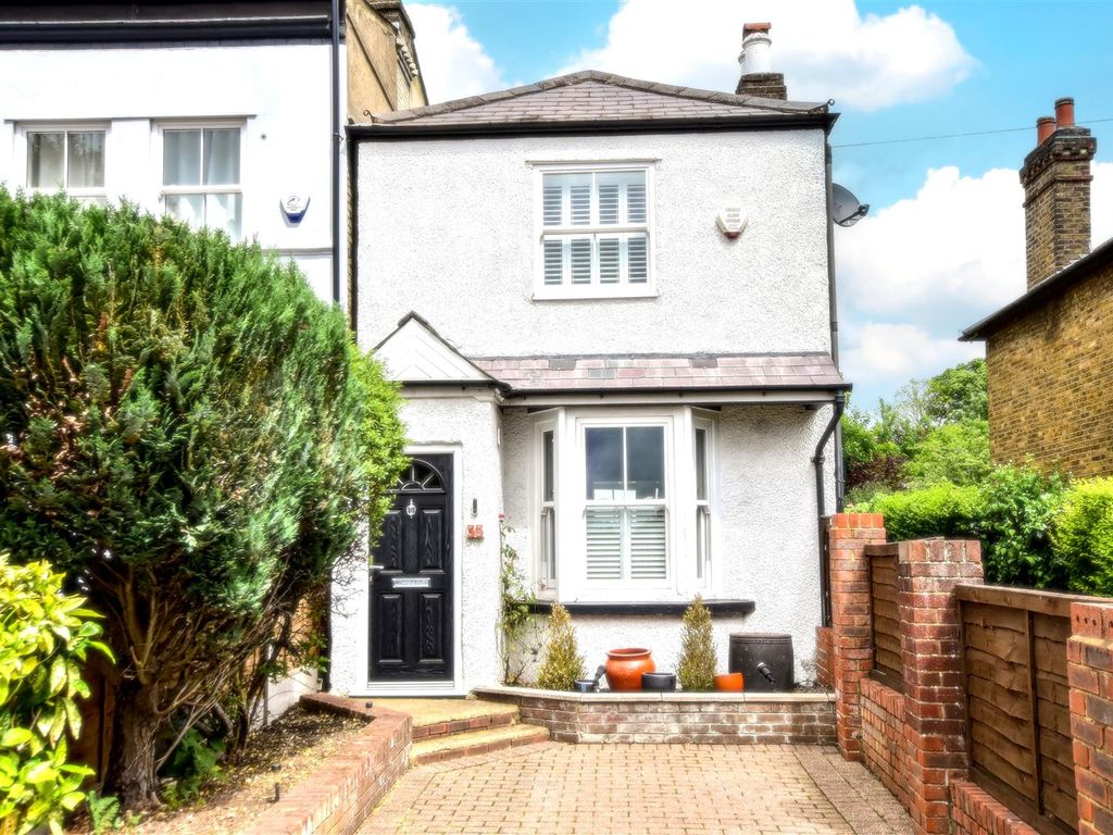 3 bed detached house for sale in New Road, Croxley Green, Rickmansworth