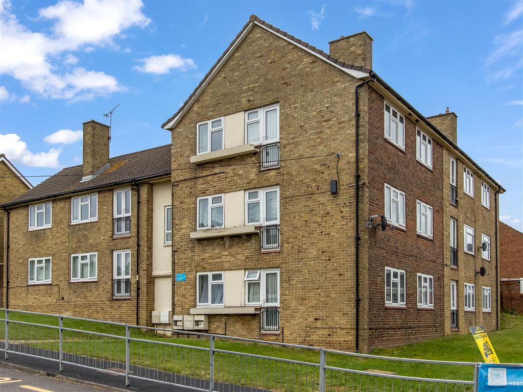 2 bed flat for sale in Chace Avenue, Potters Bar EN6, £330,000 Zoopla