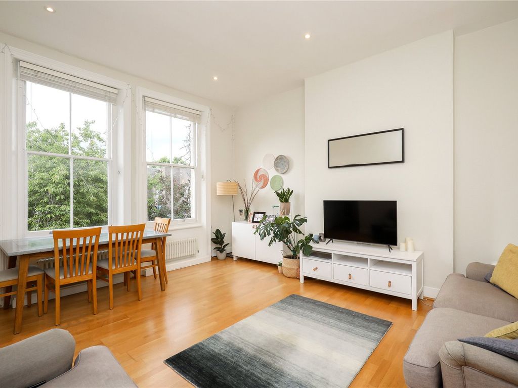 2 bed flat to rent in St Quintin Avenue, North Kensington W10, £2,800