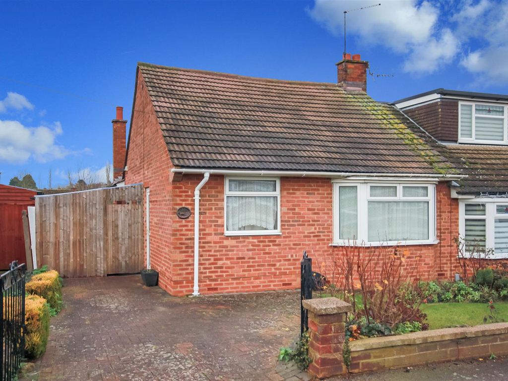 3 bed semidetached house for sale in James Road, Wellingborough NN8, £