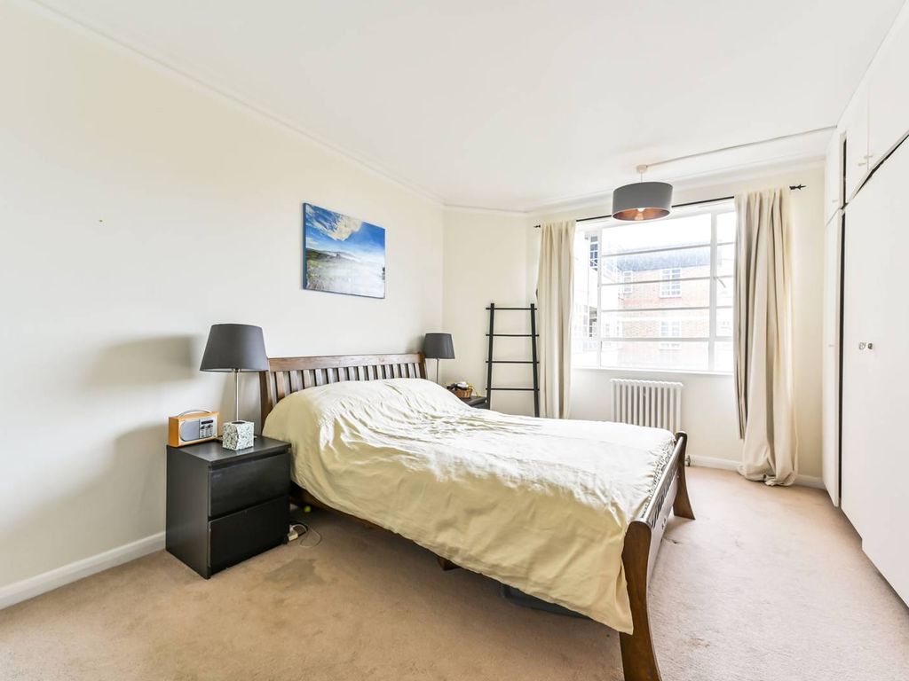 2 bed flat to rent in Nightingale Lane, Clapham Common Westside, London