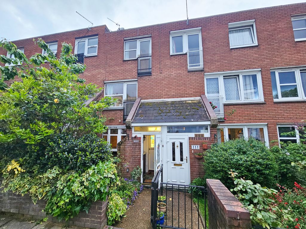 2 bed terraced house for sale in Mackenzie Road, London N7, £750,000
