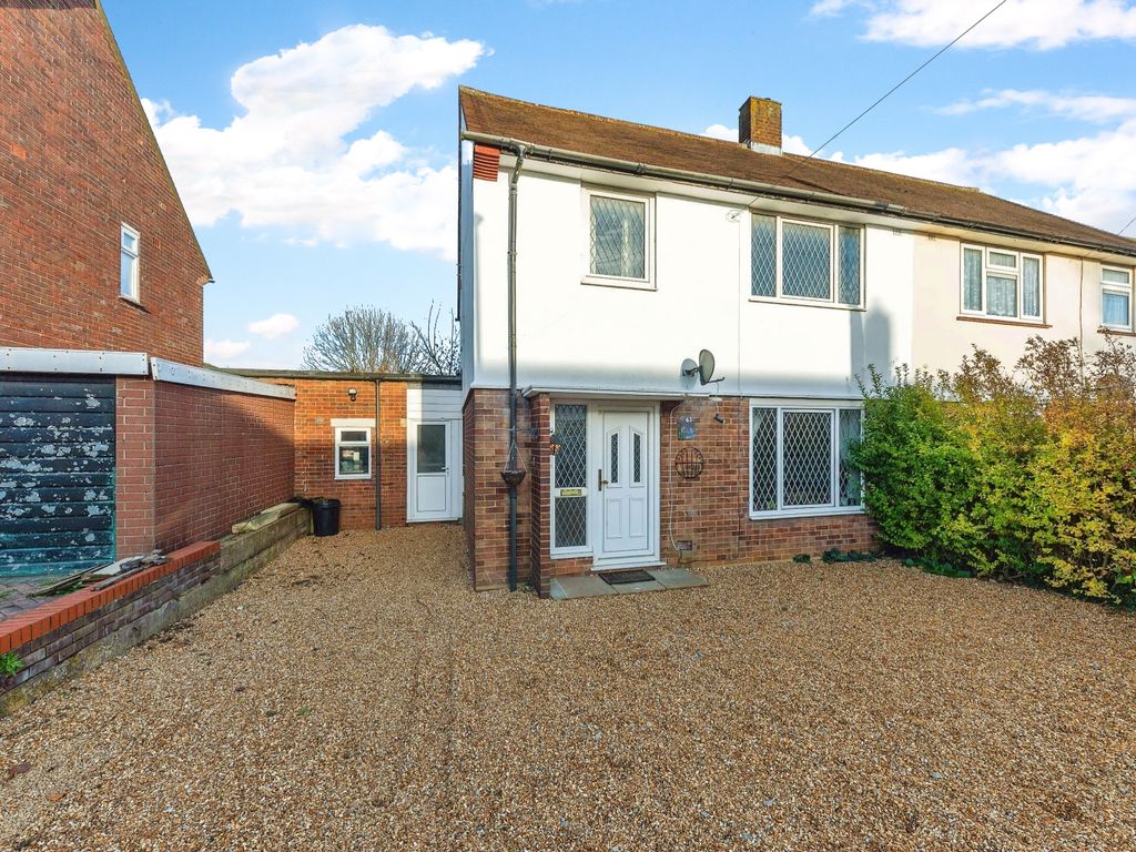 3 bed semidetached house for sale in Bolingbroke Road, Luton