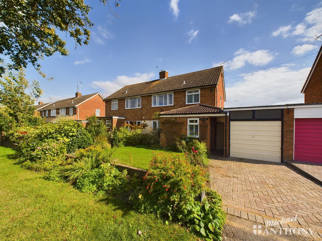 3 bed semidetached house for sale in Bedgrove, Aylesbury