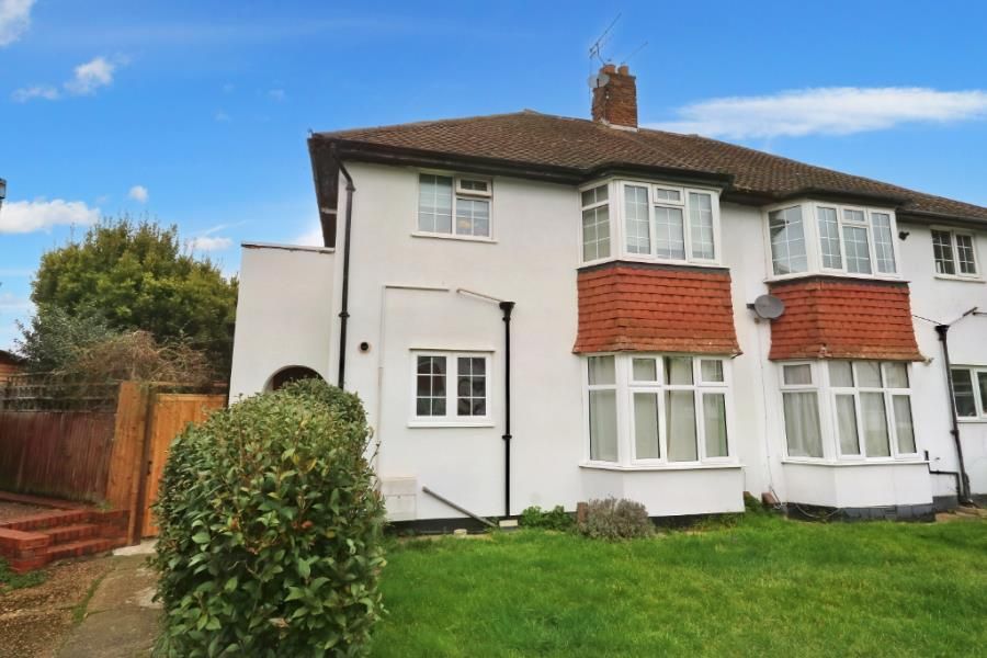 2 bed to rent in Grove Close, Kingston Upon Thames KT1, £