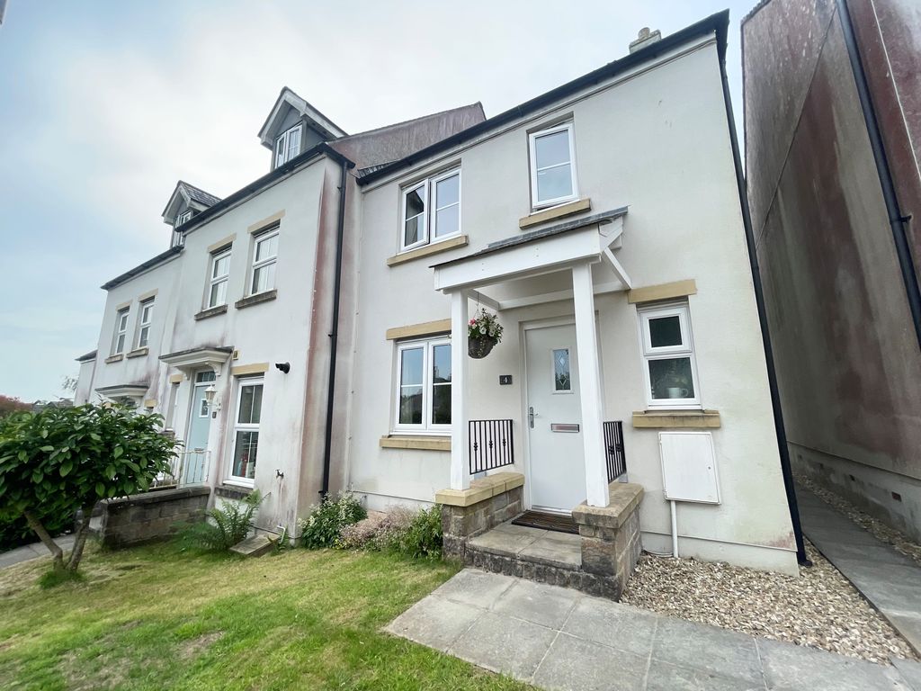 3 bed end terrace house for sale in Carnglaze Close, Liskeard, Cornwall