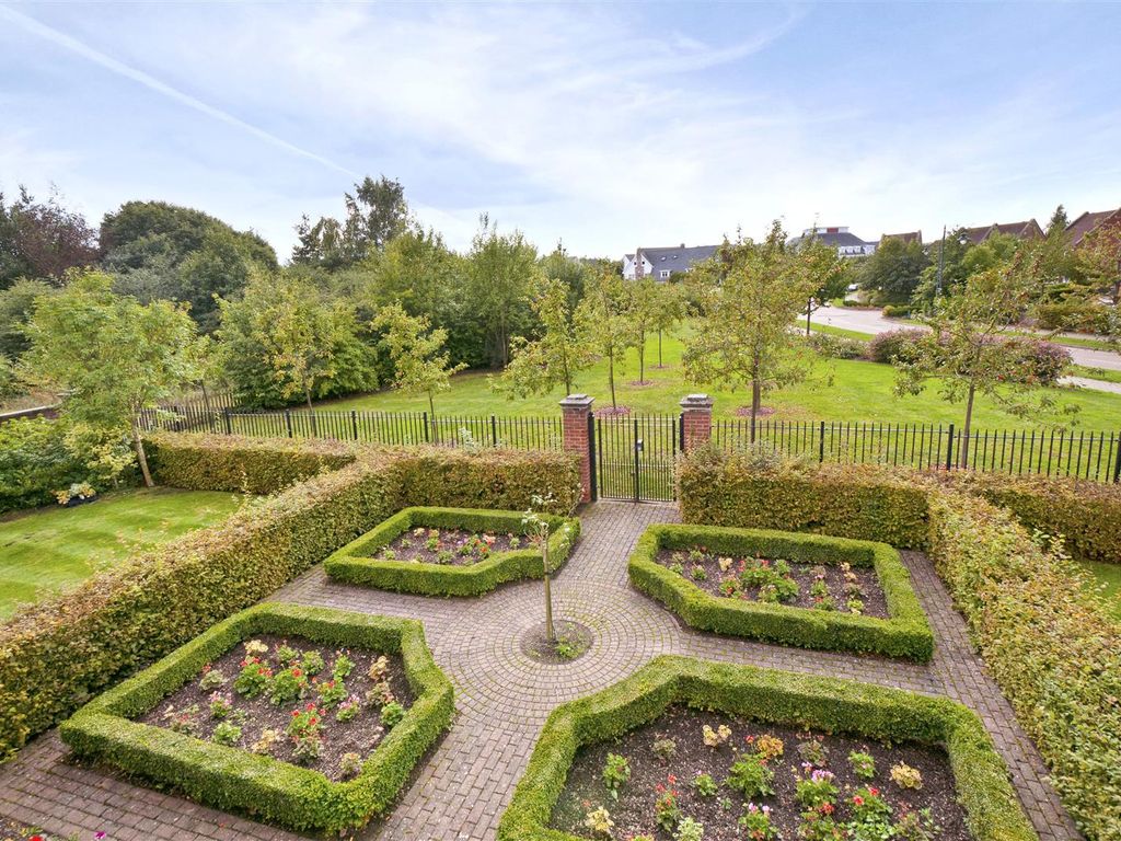 2 bed flat to rent in Manor Court, Bancroft Lane, Kings Hill ME19 Zoopla