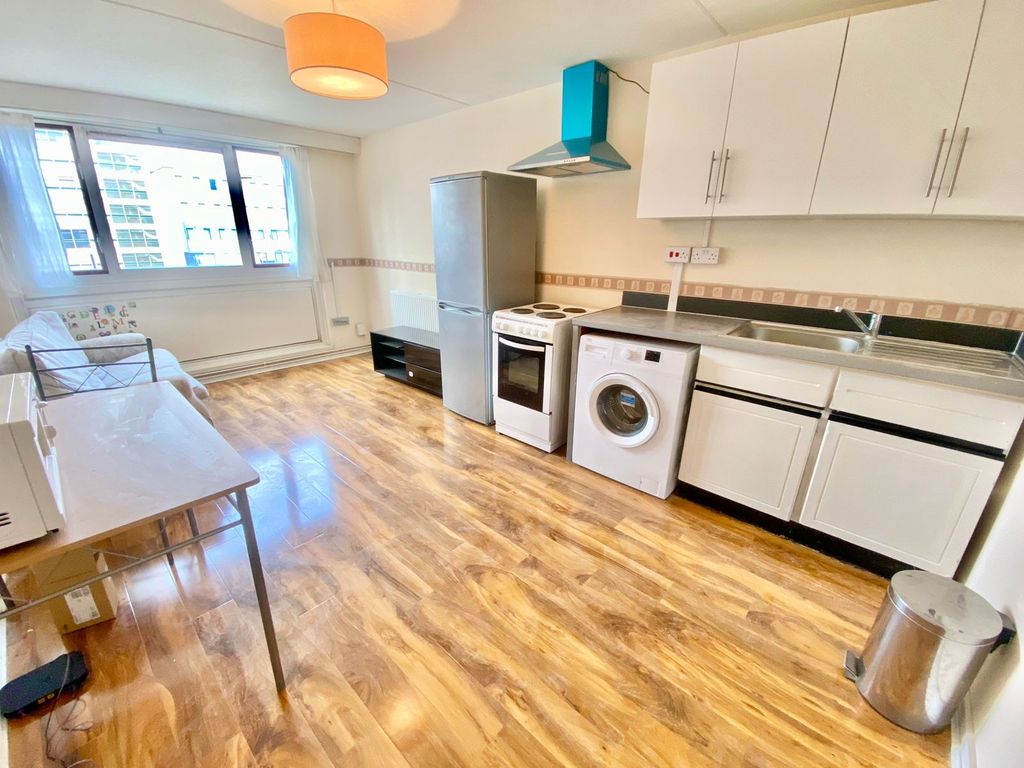 2 bed flat to rent in Martlesham, Adams Road N17, £1,800 pcm Zoopla