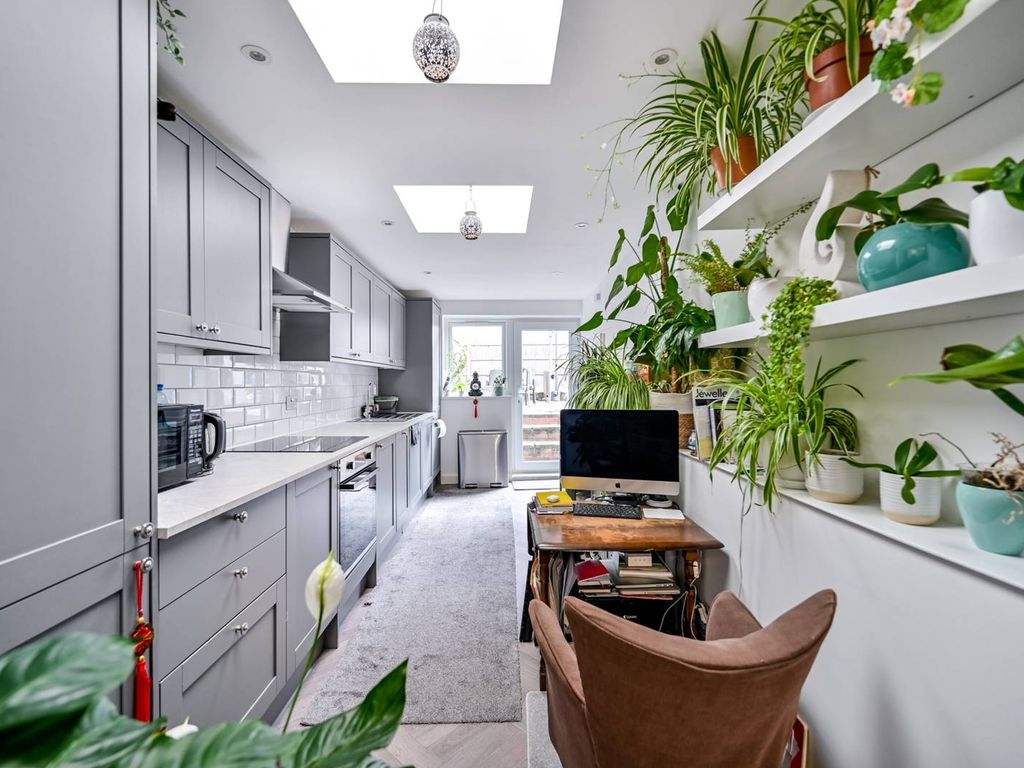 2 bed flat for sale in York Road, Acton, London W3, £445,000 Zoopla