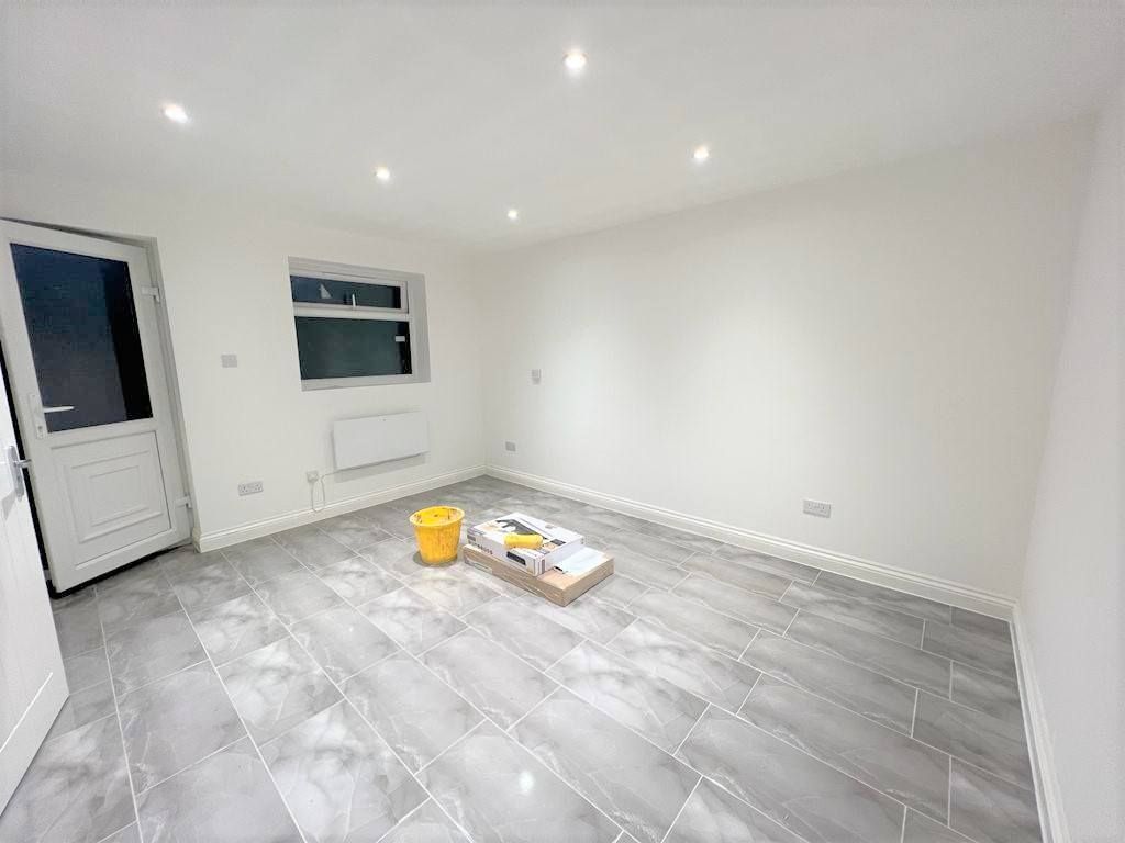 Studio to rent in Beverley Road, Dagenham RM9, £1,300 pcm Zoopla