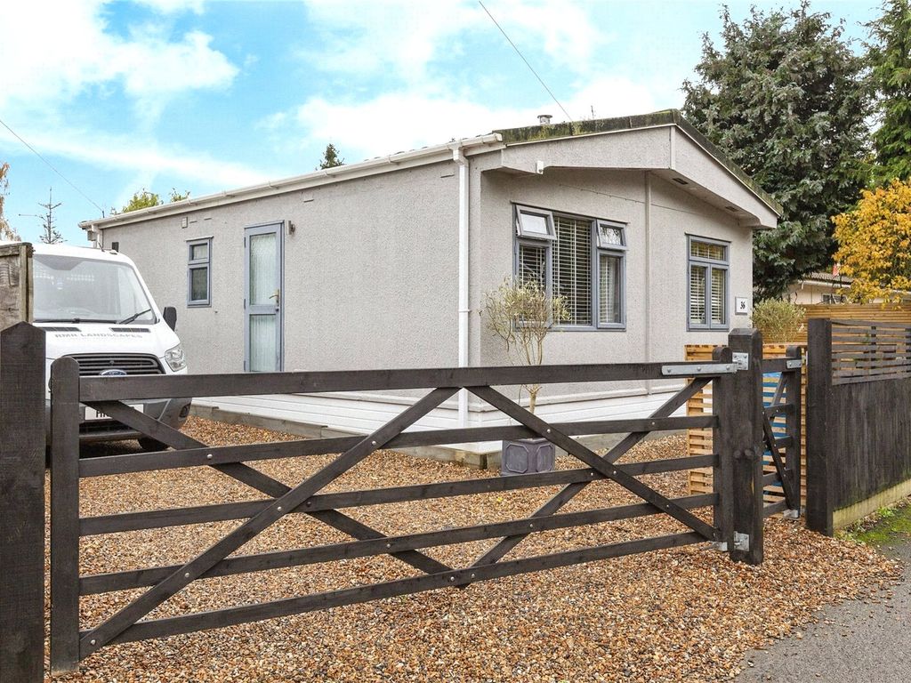 2 bed property for sale in Brownfield Gardens, Maidenhead, Berkshire