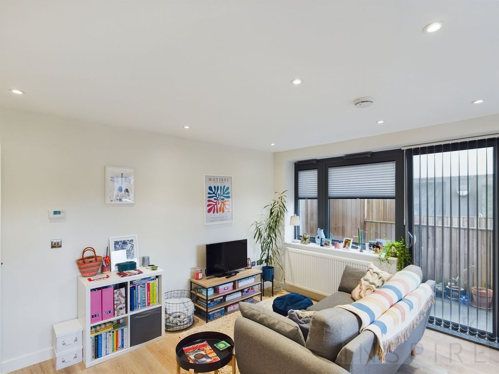 1 bed flat to rent in North Street, Horsham RH13, £1,000 pcm Zoopla