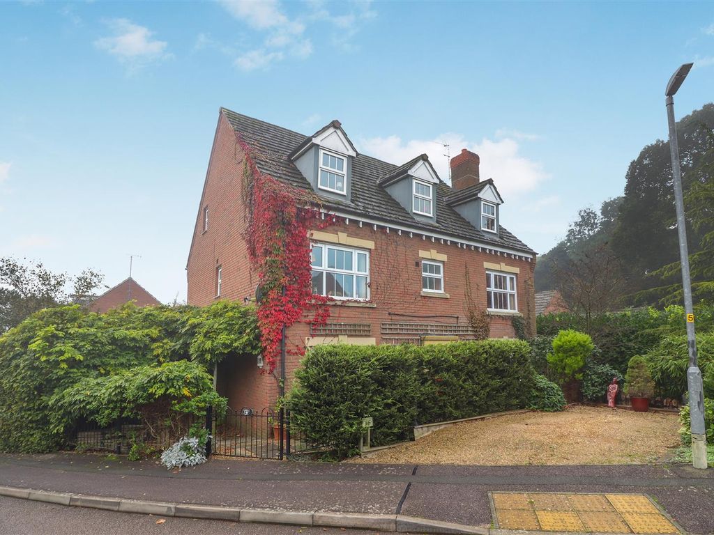 6 bed detached house for sale in Batsmans Drive, Rushden NN10, £585,000