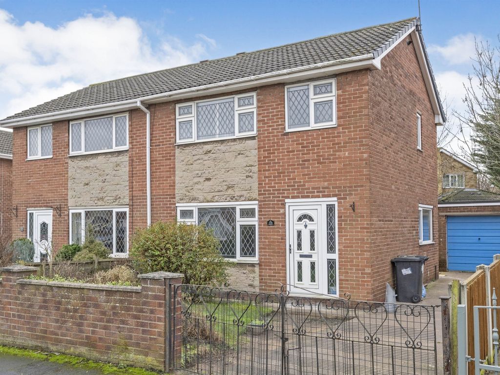 3 bed semidetached house for sale in Plover Court, Rossington