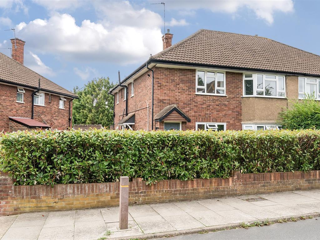 2 bed for sale in Shrewsbury Close, Surbiton KT6, £425,000