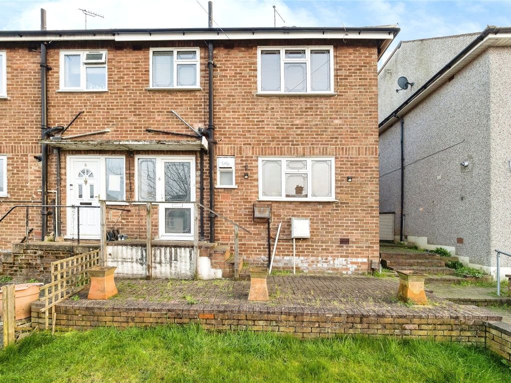 3 bed semidetached house for sale in Warden Avenue, Romford RM5, £