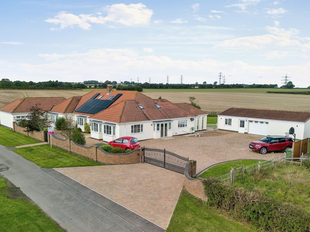 4 bed detached bungalow for sale in Leys Lane, Winterton, Scunthorpe